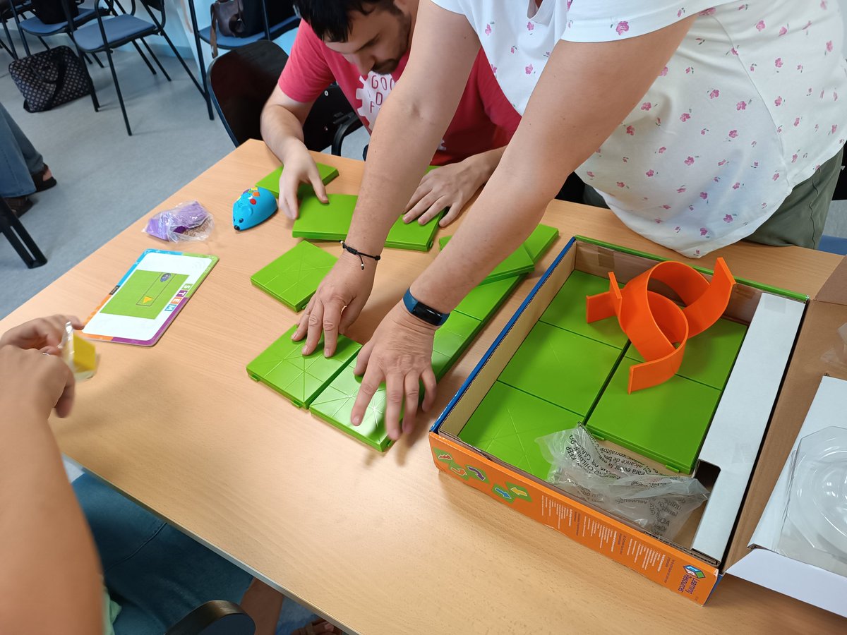 CRPVOII's tweet photo. Situacions d'aprenentatge STEAM amb infantil i inicial. Avui dinàmica desendollats i descobrim els robots del catàleg! #unboxing #robotica  @Make_and_Learn https://t.co/x7UYJyxXPF