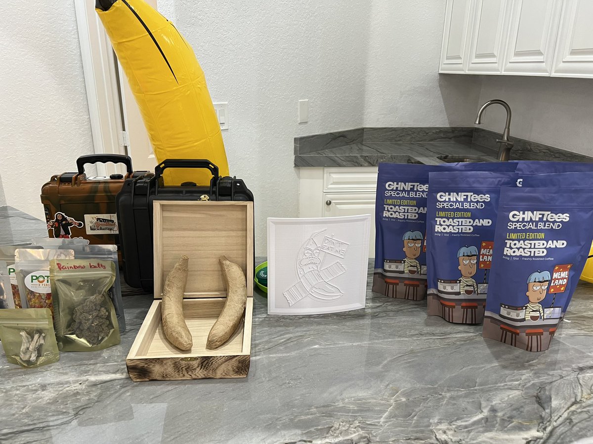 MISS_Q_TBKSS's tweet photo. @Marc_LFG @pudgypenguins @sappyseals @unofficialmfers @coolcats @ChimpersNFT Comeee #GodHatesNFTees @srpeters we got the best #smokeshop @Thebrooklandss as a #Qtility come join the fun and come a #Qnana with @DegenPreacher https://t.co/0Bh9SEnr3e