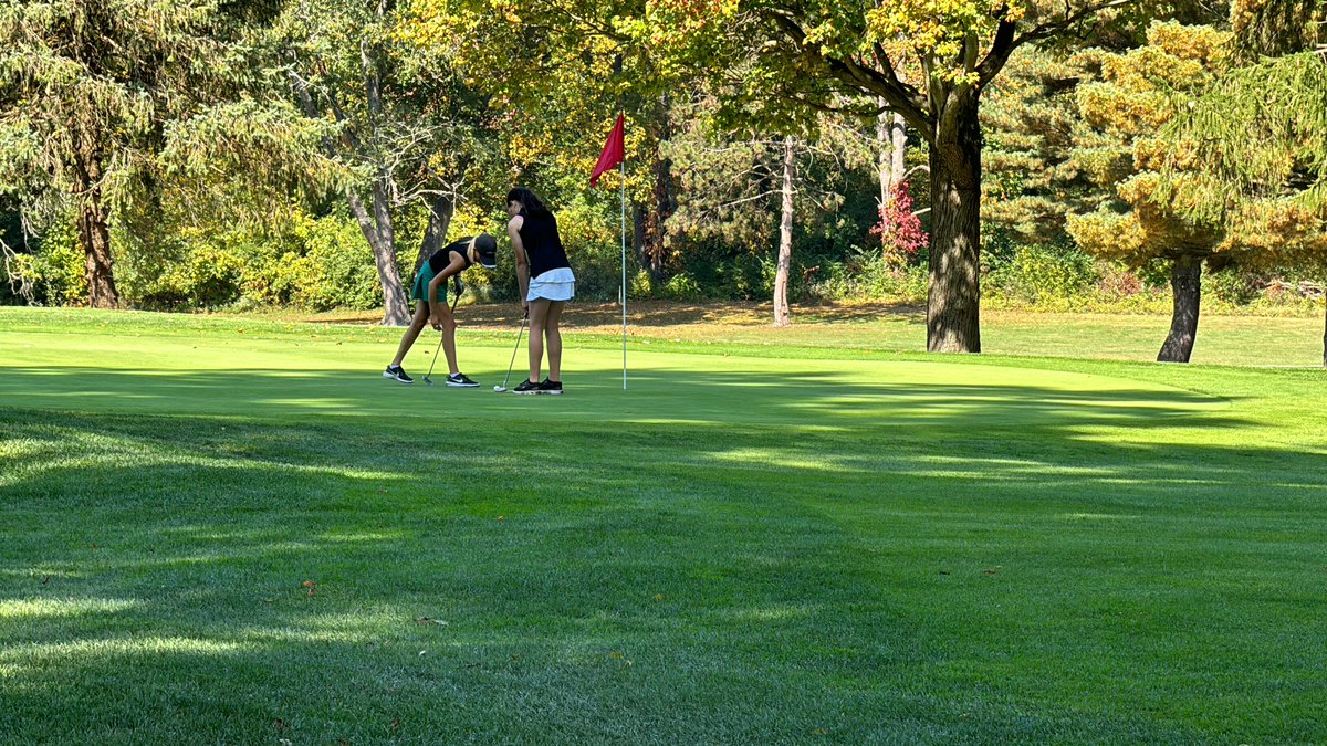 KHSCatsWGolf's tweet image. Alexis putting on #3 during the @OHSAASports district tournament in Akron. @KLSD_Sports #keystonepride