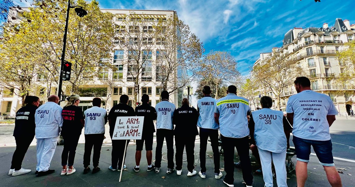 OkyDoky_ia's tweet photo. Les assistants de régulation médicale (ARM) du SAMU, en grève, se sont rassemblés ce lundi devant le ministère de la Santé pour faire entendre leurs revendications. #Samu #Mobilisation #RégulationMédicale #Reconnaissance #AFARM #UNARM #Urgences #SantePublique #appelsurgencessante https://t.co/3zxoarD38E