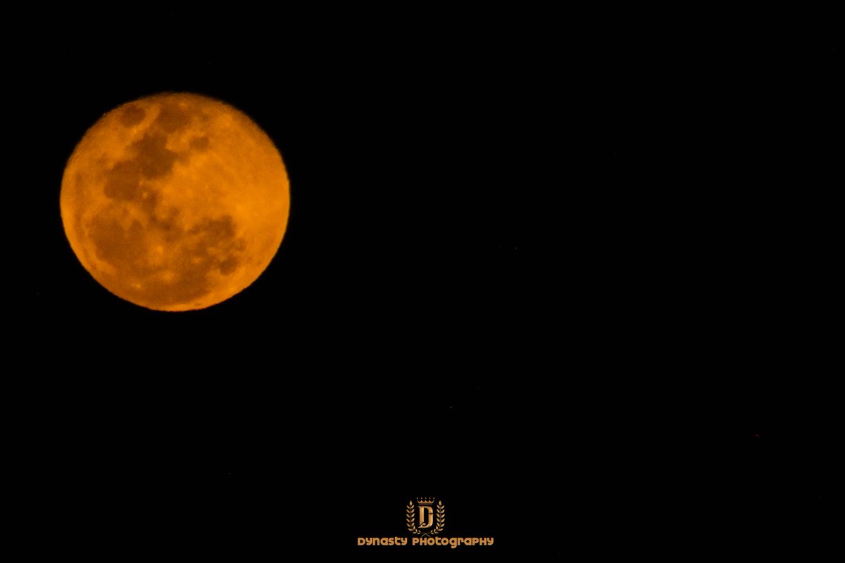 RealVSmdluli's tweet photo. Took these pics of the Super Moon which appeared Saturday 30th of October. https://t.co/5DMnsz6NNX