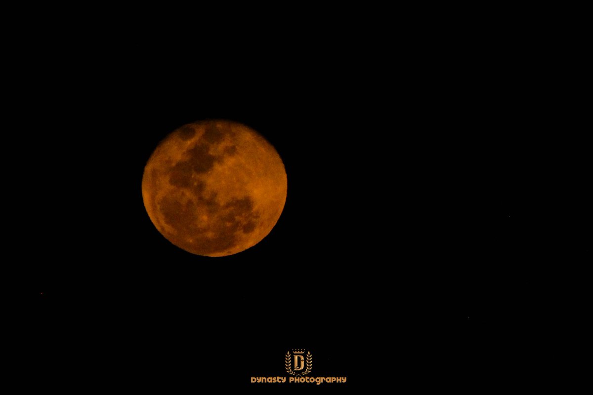 RealVSmdluli's tweet photo. Took these pics of the Super Moon which appeared Saturday 30th of October. https://t.co/5DMnsz6NNX