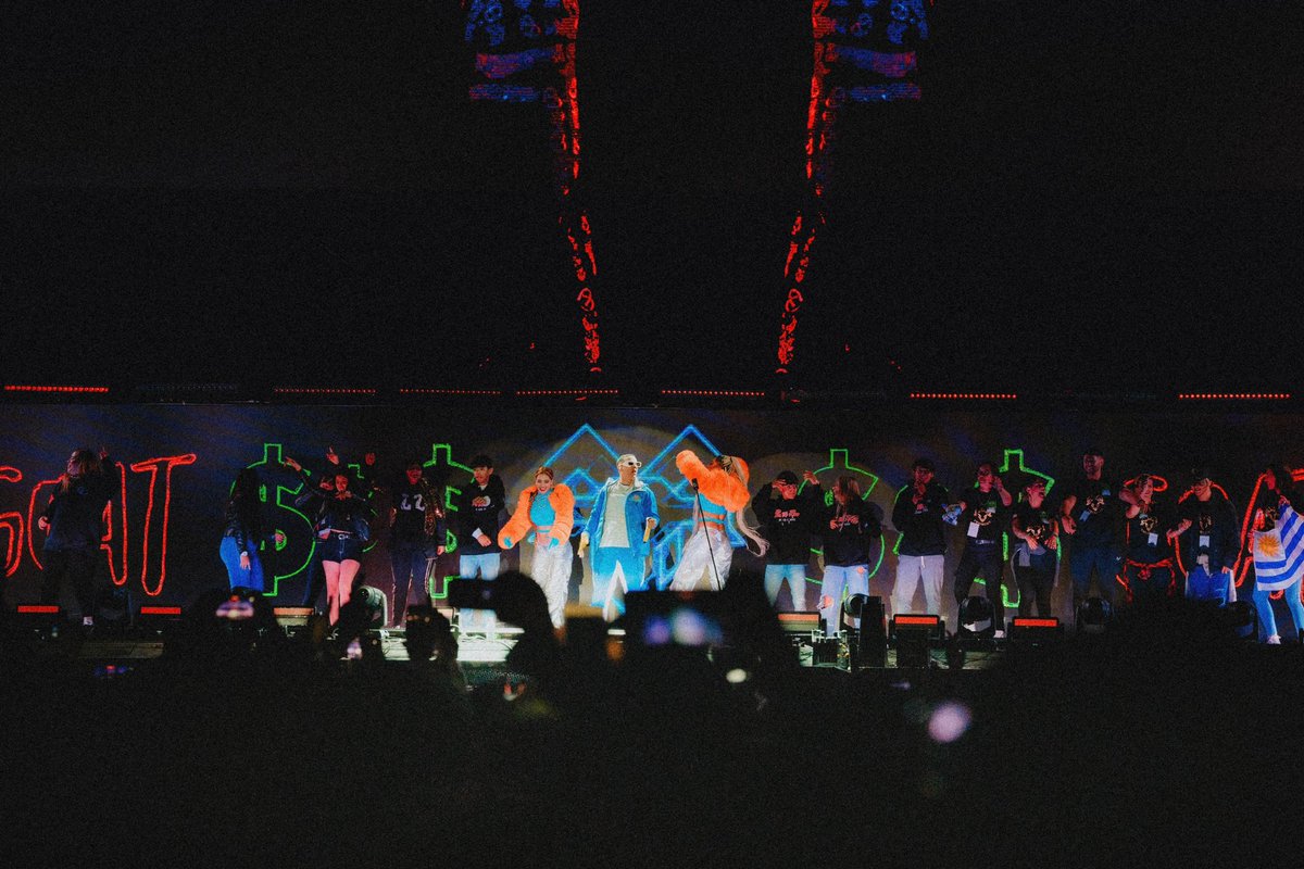 Cartelrecordsdy's tweet photo. Hace un año Argentina en furor 🇦🇷🔥
durante #laultimavueltaworldtour gracias por esas dos fechas Legendarias.  🐐😎 https://t.co/kwOpqNjAQF