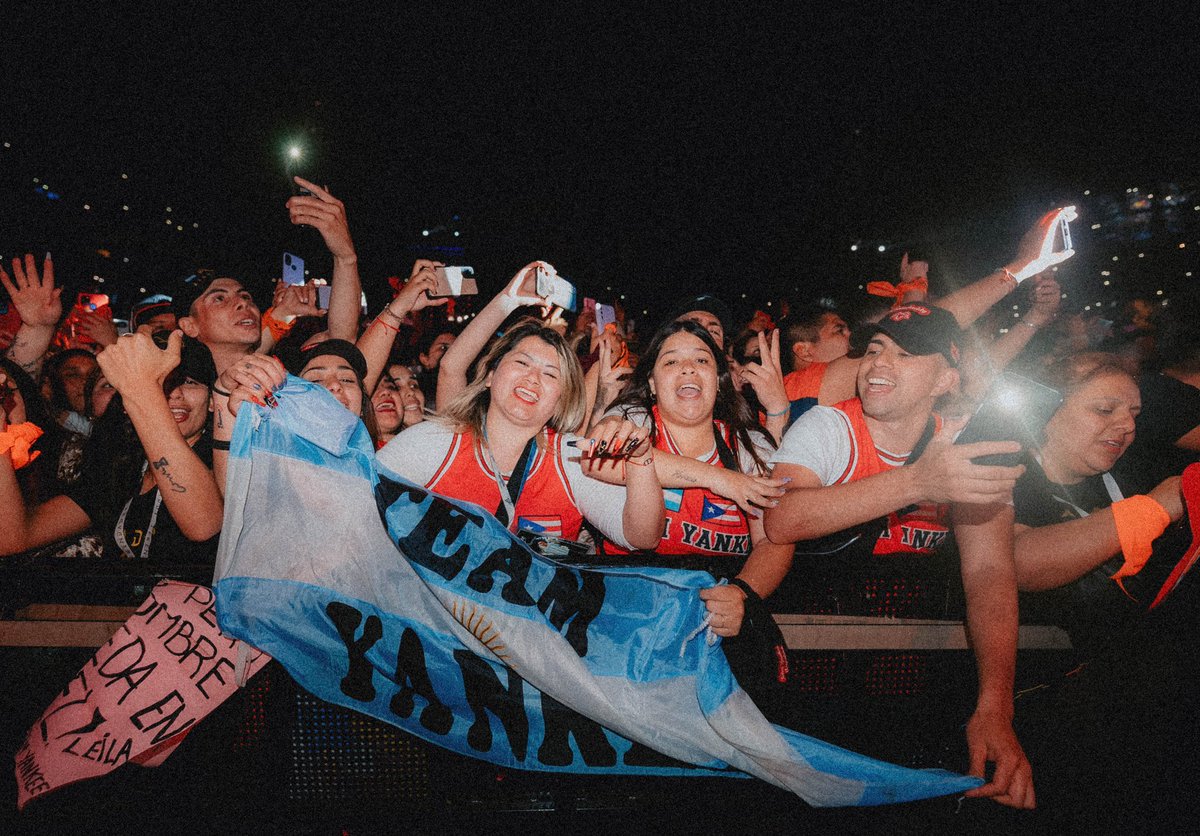 Cartelrecordsdy's tweet photo. Hace un año Argentina en furor 🇦🇷🔥
durante #laultimavueltaworldtour gracias por esas dos fechas Legendarias.  🐐😎 https://t.co/kwOpqNjAQF