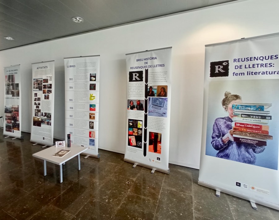 reusenques's tweet photo. Exposició 'Reusenques de Lletres: 10 anys', a la Biblioteca Pere Anguera https://t.co/ZUc2MdD0V6 https://t.co/hhq5FsutuT