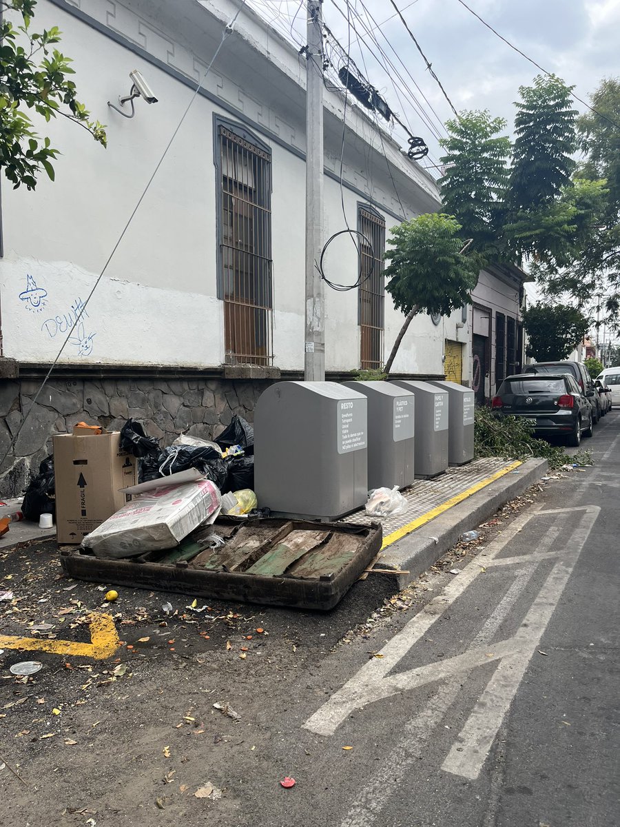 Supermorphe's tweet photo. es u. problema todos los días! los vecinos tiran hasta muebles y el olor llega a cuadra y media. Enrique Diaz de leon y Montenegro https://t.co/y8p3m4AA1l