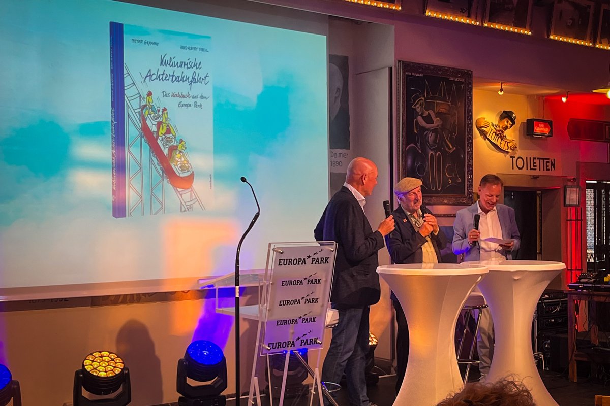 ThomasMack_EP's tweet photo. Ich freue mich sehr, heute bei uns das @europa_park #Kochbuch "Kulinarische Achterbahnfahrt" – mit Gerichten aus dem Resort zum Nachkochen – vorzustellen! Eine schöne Zusammenarbeit mit #PeterGaymann & dem #RombachVerlag. Ab Freitag erhältlich, auch bei uns im Onlineshop. 😊 https://t.co/RUr90mLKMu