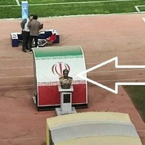 اخه کسکشا وسط مغز شما ریدن که مجسمه رو بردید ورزشگاه