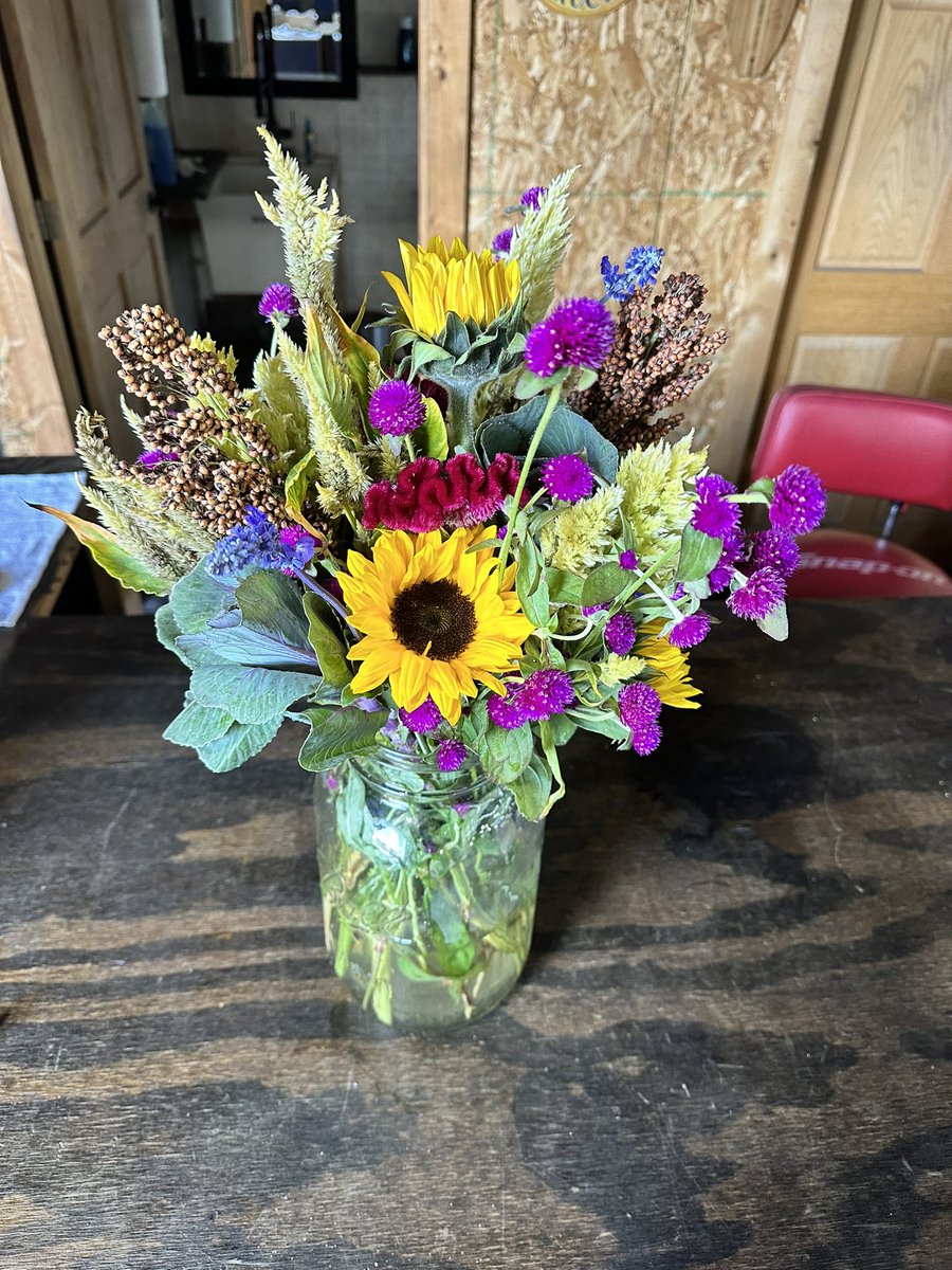I’m obsessed with this little bouquet I put together. Get you a man that buys you flowers just so you can have fun arranging them 🥹
