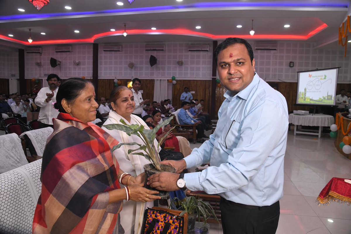 DRMPKIR23's tweet photo. Honored to celebrate Bapu Jayanti at Koshi Club, Katihar with DRM, ADRM &amp; branch officers. Special thanks to Brahmakumari BK Sunita Ji. Heartfelt pushpanjali, recognition for Swacchata efforts, &amp;a symbolic plantation showcase our commitment to a clean &amp; green India.@RailMinIndia https://t.co/DVFQRsfTI0