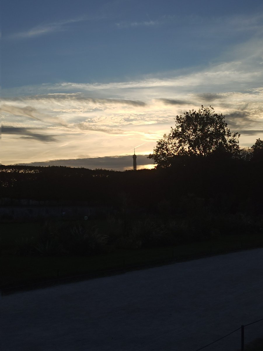 Precioso atardecer ahora mismo en una ciudad 0 conocida