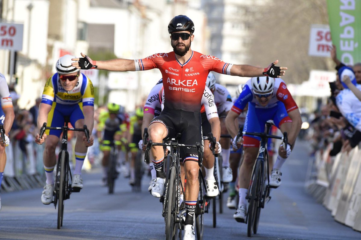 Nacer Bouhanni (Arkéa-Samsic) annonce sa retraite à l'issue de cette saison 2023 ! Passé pro en 2011, le sprinteur vosgien (33 ans) a levé les bras à 70 reprises avec notamment 6 étapes sur les Grands Tours (3x Giro, 3x Vuelta) et un titre de champion de France en 2012.