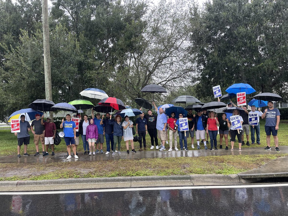 Supporting UAW workers with my fellow Democratic Legislators, candidates &amp; Labor Union Brothers &amp; Sisters

Apoyando a los trabajadores de la UAW con mis compañeros legisladores demócratas, candidatos y hermanos y hermanas sindicales