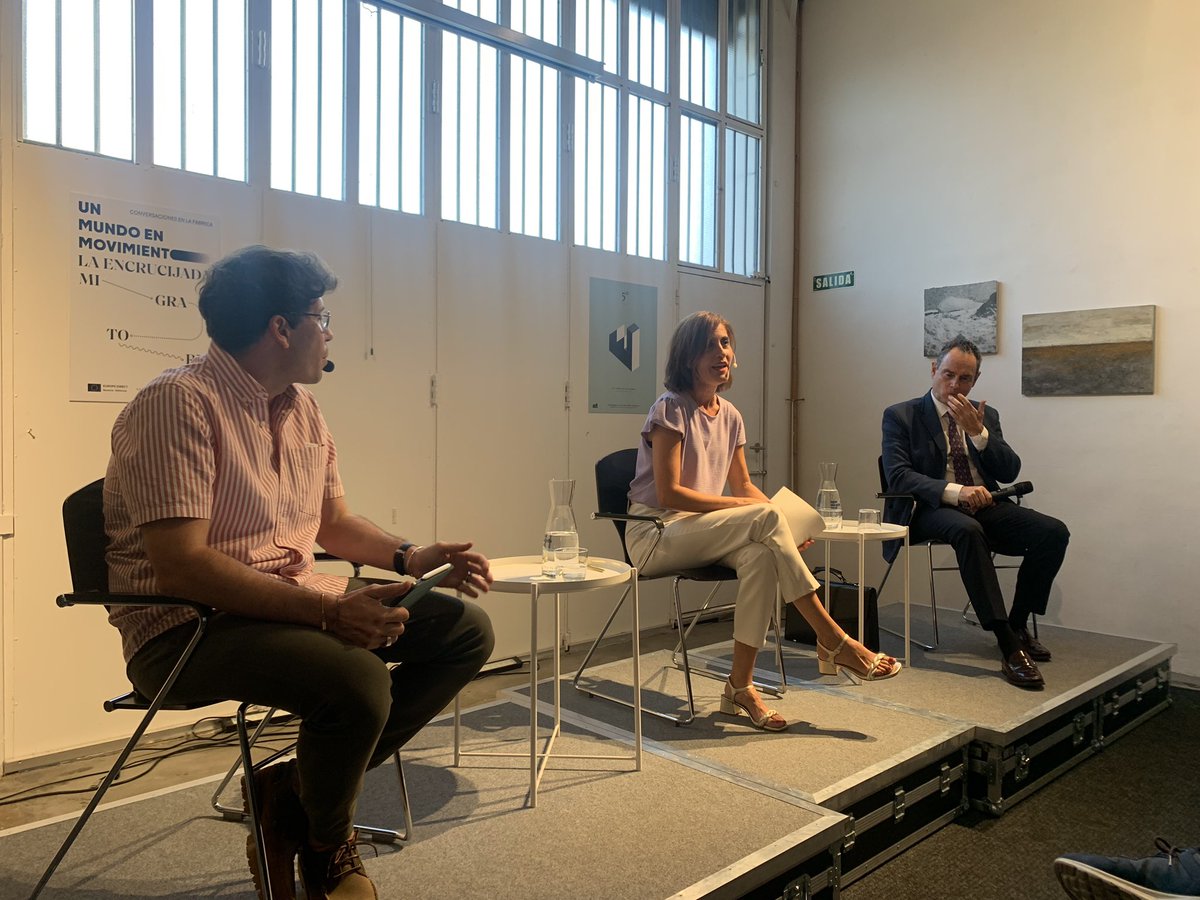 Participando con atención en los Diálogos de #lafabricadegomas con <a href="/geoestratego/">Pedro Baños Bajo</a> <a href="/javierespinosa2/">Javier Espinosa</a> bajo el tema “Un  mundo en movimiento - La encrucijada MIGRATORIA” financiado por <a href="/gob_na/">Gobierno de Navarra</a> #EuropaDirect organizado por <a href="/carlosmangado/">Carlos Mangado</a> y con la colaboración <a href="/NoticiasNavarra/">Diario de Noticias</a>