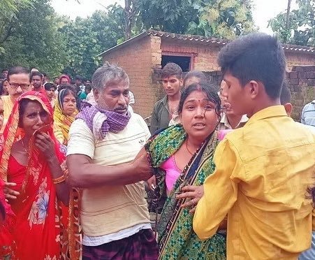 ABBEPJAGAT's tweet photo. उत्तर प्रदेश के देवरिया में सत्यप्रकाश दुबे समेत ब्राह्मण परिवार के 5 लोगों का नरसंहार कर दिया गया है। परिषद सरकार से मांग करती है जितने भी लोग इस मामले में दोषी है. कड़ी से कड़ी सजा मिलनी चाहिए...😢😢😢 @Uppolice
कुछ लोग देवरिया नरसंघार को जमीनी विवाद बना रहे है, पूरे परिवार को बोटी बोटी काटने का कारण सिर्फ जमीनी विवाद नही हो सकता?
छोटे छोटे बच्चों को बोटी बोटी काटने का कारण सिर्फ जमीनी विवाद नही हो सकता। 
        आज रुद्रपुर के निकट फतेहपुर ग्राम में विप्र परिवार की जघन्य एवं नृशंस हत्या के बाद  शव का पोस्ट मॉर्टम कराने के  समय परिषद के जिलाध्यक्ष  हरीन्द्र तिवारी, संयोजक श्री अवधेश मणि त्रिपाठी, वरिष्ठ उपाध्यक्ष श्री अजय तिवारी,  उपाध्यक्ष  श्री राजेश कुमार तिवारी, संयोजक  अधिवक्ता प्रकोष्ठ श्री अजय उपाध्याय श्री सुशील कुमार तिवारी सहित अन्य सदस्य उपस्थित  रहे। 

#ब्राह्मण_नरसंहार_देवरिया