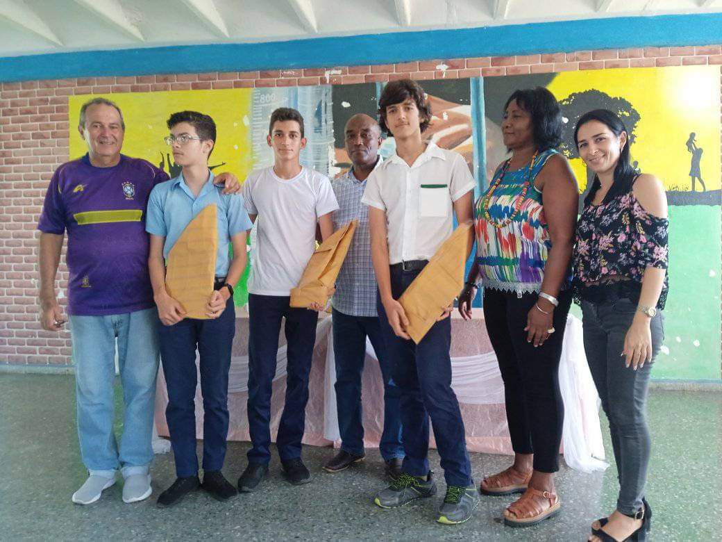 Se realiza en el IPVCE Carlos Marx cálido recibimiento al estudiante Carlos Daniel Chaviano González Ganador de la Medalla de Plata🥈en la XXVIII Olimpíada Iberoamericana de Física.
Muchísimas felicidades 🎉 🇨🇺
#JuventudComprometida ✊ 
#UnidosXCuba
#DeZurdaTeam 🤝