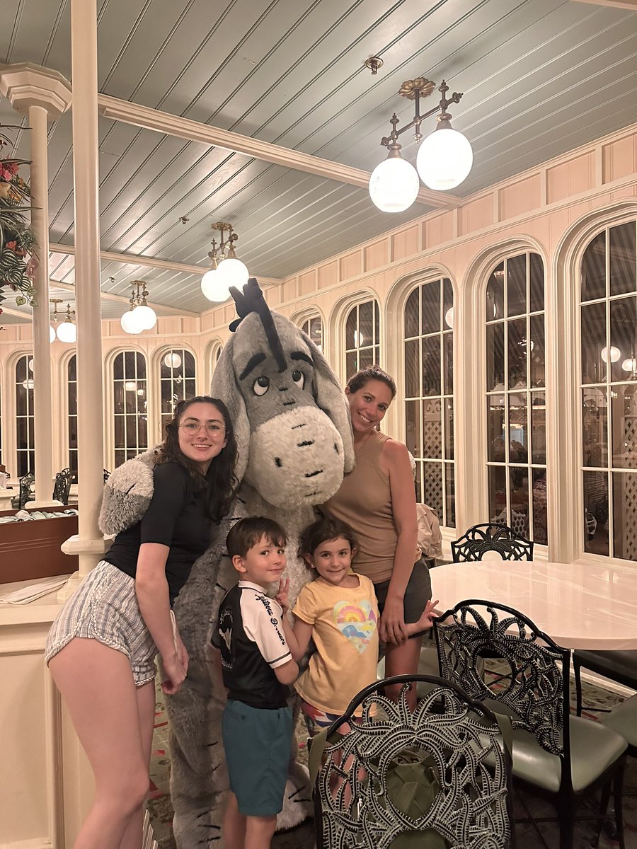 kammacedo7's tweet photo. #MagicKingdom 🪄 Espero ver meu prima e tia novamente em breve! https://t.co/Bd7WC7wQyo