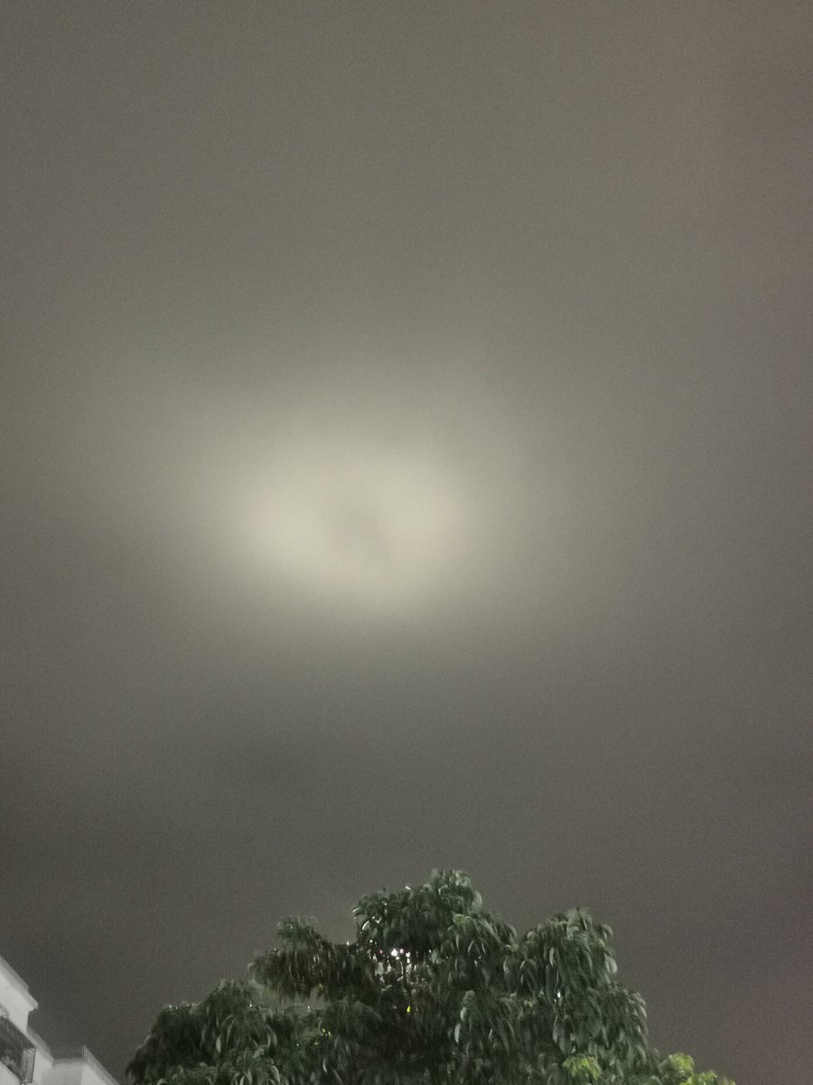 LiuKorbin's tweet photo. Can someone tell me what it is?
behind the cloud and
the moon is on the other side of the sky https://t.co/siL0a0aYml