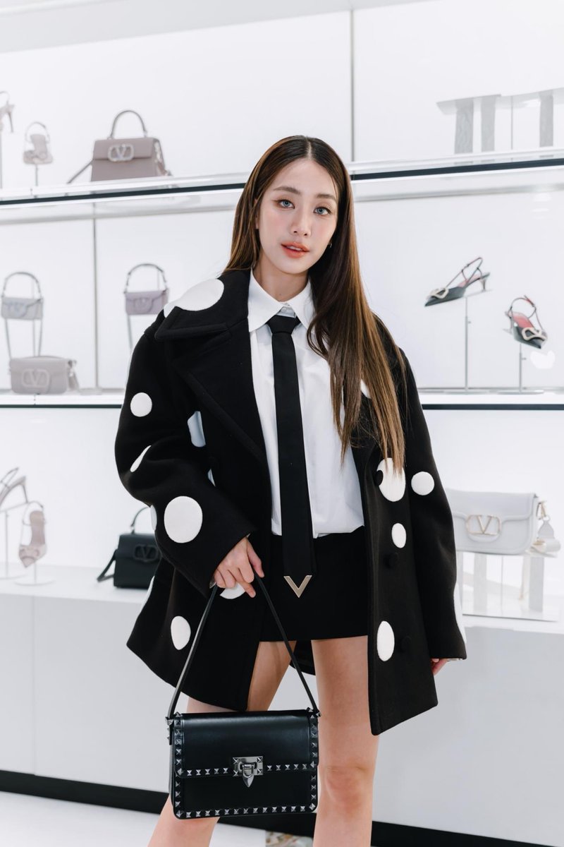 4eveforaye's tweet photo. 𝐅𝐚𝐜𝐞𝐛𝐨𝐨𝐤 : Siam Paragon
Caption : เปิดแล้วบูติกแห่งใหม่ Maison Valentino
#SiamParagon #WorldClassDestination #BeAmazed
#VALENTINOGARAVANI
#ValentinoBlackTie #ValenTie
— https://t.co/JC2tAGYH1U
#4EVE #Mind4EVE
Mind4EVE Here In Valentino ✨
#ValentinoSiamXMind4EVE https://t.co/lZBTEs9LaG