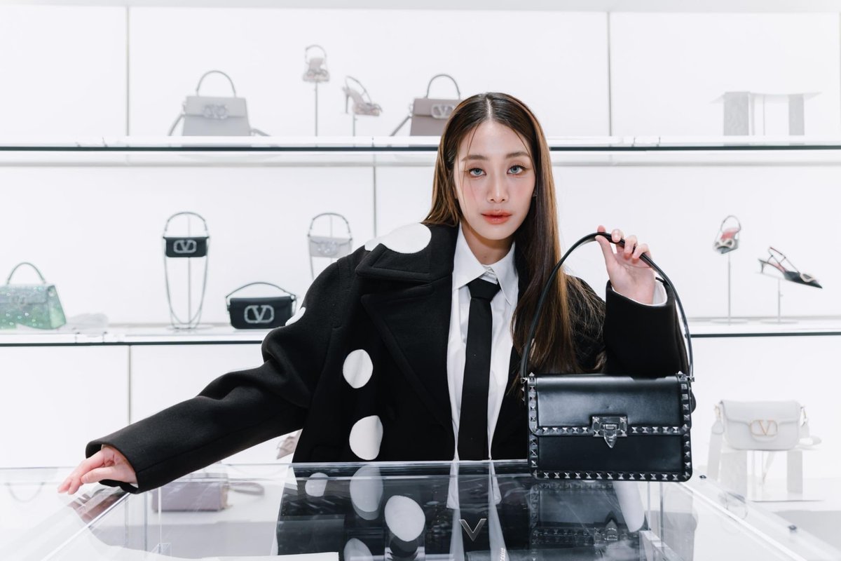 4eveforaye's tweet photo. 𝐅𝐚𝐜𝐞𝐛𝐨𝐨𝐤 : Siam Paragon
Caption : เปิดแล้วบูติกแห่งใหม่ Maison Valentino
#SiamParagon #WorldClassDestination #BeAmazed
#VALENTINOGARAVANI
#ValentinoBlackTie #ValenTie
— https://t.co/JC2tAGYH1U
#4EVE #Mind4EVE
Mind4EVE Here In Valentino ✨
#ValentinoSiamXMind4EVE https://t.co/lZBTEs9LaG