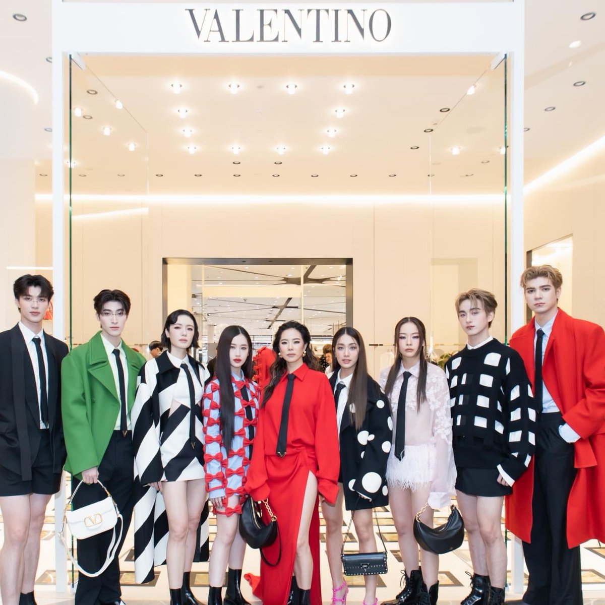 4eveforaye's tweet photo. 𝐅𝐚𝐜𝐞𝐛𝐨𝐨𝐤 : Siam Paragon
Caption : เปิดแล้วบูติกแห่งใหม่ Maison Valentino
#SiamParagon #WorldClassDestination #BeAmazed
#VALENTINOGARAVANI
#ValentinoBlackTie #ValenTie
— https://t.co/JC2tAGYH1U
#4EVE #Mind4EVE
Mind4EVE Here In Valentino ✨
#ValentinoSiamXMind4EVE https://t.co/lZBTEs9LaG