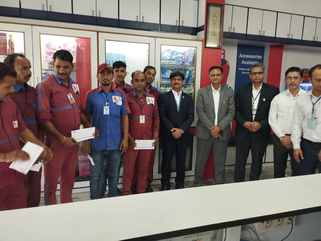 Dir-Marketing, Shri Amit Garg interacted with distributors’ delivery staff of Surya Gas at Udaipur and appreciated their efforts put up to reach LPG to kitchens of HPGAS customers Impressed with their knack to sell LPG and allied products, he gave Spot rewards on the occasion