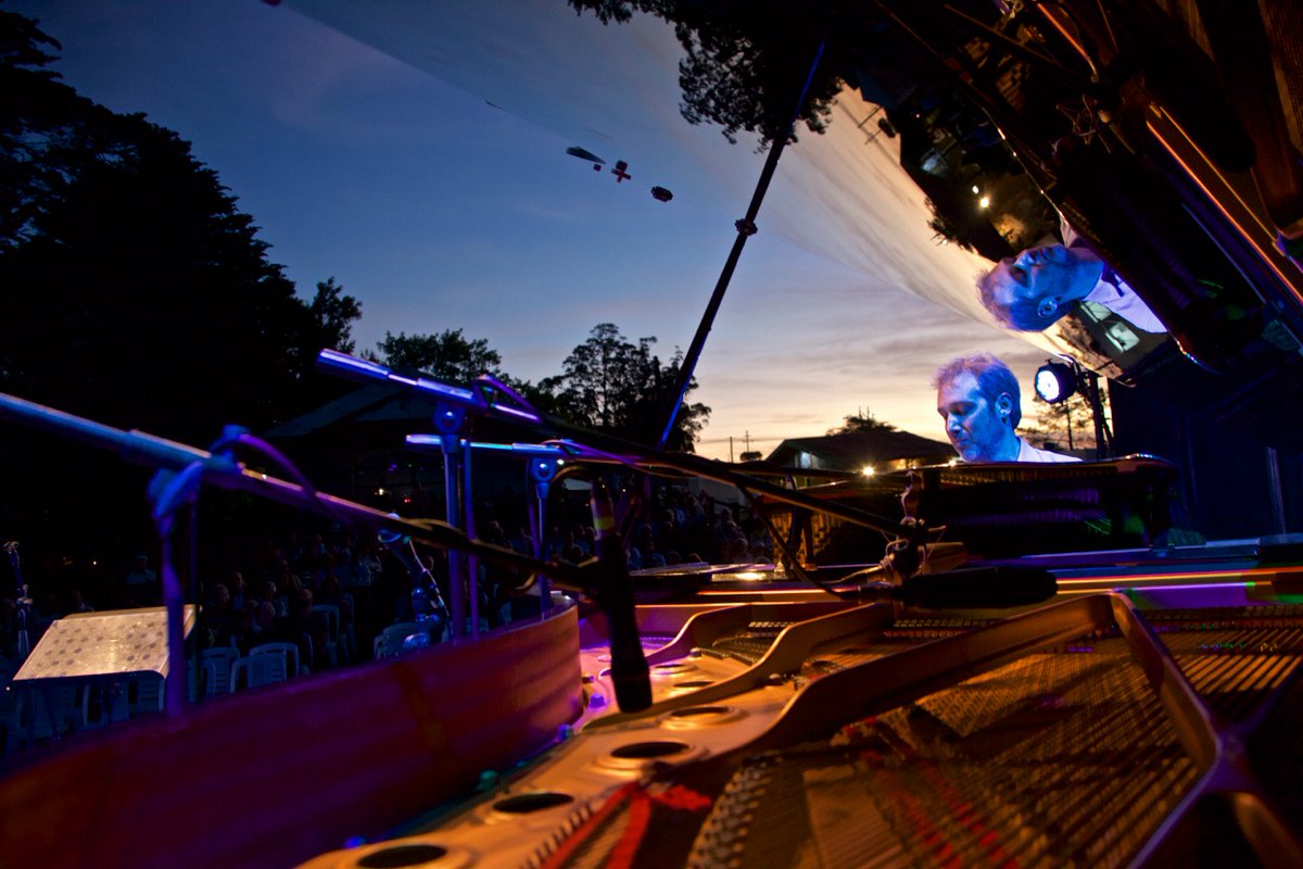 🎧 CAMINO A EL SOSIEGO 🐮: los archivos del Festival Internacional de Jazz de Punta del Este.
<a href="/Diego_Urcola/">Diego Urcola Music</a> 🎺 <a href="/poporomano/">Popo Romano</a> 🎻 <a href="/pipipiazzolla/">Pipi Piazzolla</a> 🥁 David Feldman 🎹 Nico Mora 🎸 
💻📱 mediospublicos.uy/amigos-de-el-s…