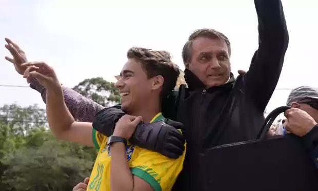 isgoingtozero's tweet photo. Pedofilia: Um Combate que Não Deve Conhecer Fronteiras Políticas.

A pedofilia é uma questão que transcende as linhas políticas e partidárias. Enquanto é importante reconhecer que o abuso sexual infantil não deve ser explorado para fins políticos, também é fundamental enfrentar a realidade de que esse é um problema mundial e que não está restrito a uma ideologia específica.

Embora seja verdade que os extremistas políticos podem tentar se apropriar dessa questão para desacreditar seus oponentes, é fundamental lembrar que a exploração sexual infantil é uma atrocidade que afeta todas as esferas da sociedade. Não se trata de uma pauta política, mas sim de um problema humanitário.

Infelizmente, a pedofilia não conhece fronteiras políticas, econômicas ou geográficas. Há relatos de indivíduos ricos que tentam escapar da justiça por meio de suas influências e recursos financeiros, mas também há casos de abuso em todas as camadas sociais. O turismo sexual infantil é uma triste realidade, e é fundamental que todos os países tomem medidas rigorosas para combater essa prática.

Ao abordar a pedofilia, é importante que a sociedade se una em busca de soluções eficazes e justas. Isso inclui fortalecer as leis, promover a conscientização pública, apoiar as vítimas e garantir que ninguém, independentemente de sua posição política, escape da responsabilidade legal por seus atos criminosos. A proteção das crianças deve estar acima de qualquer consideração política.