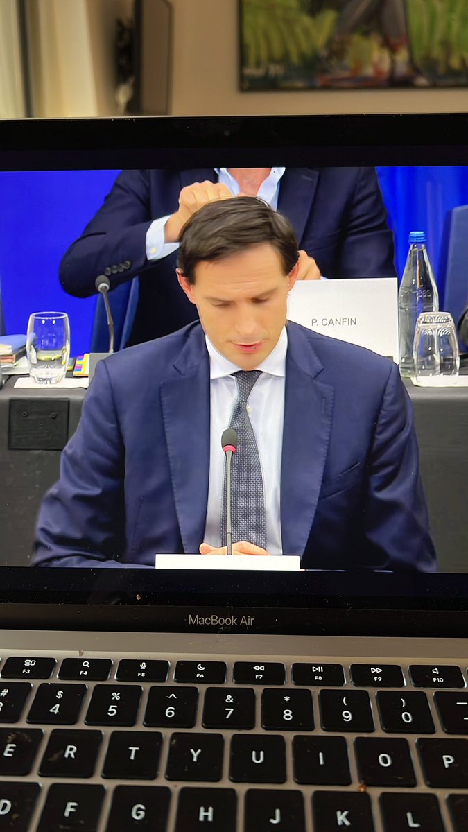 heuswaar's tweet photo. Als in Europa de microfoons al niet werken… #EU #Woppert https://t.co/vEdkS5LImX