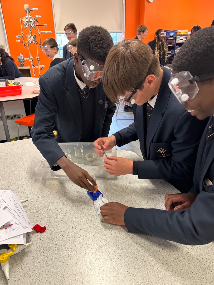 Mrs_Ng_AH's tweet photo. Y10 investigating Newtons Laws with @Physics_Zoe working with the Space Academy #newtonslaws #physics #space @AllHallowsRC https://t.co/purd7ToLjj