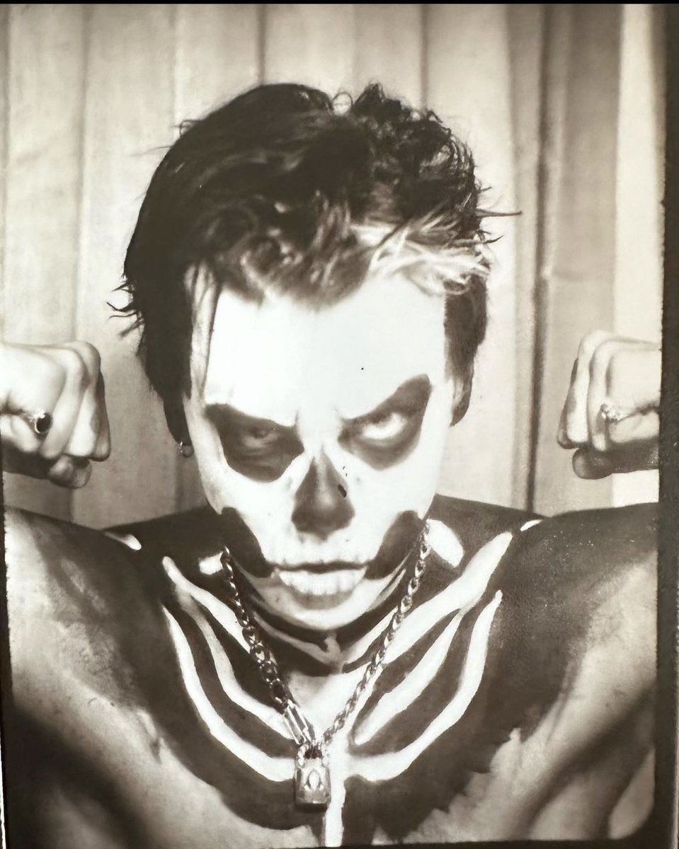 yungbludES's tweet photo. “no estoy roto. solo un poco deprimido… ☠️☠️”
@yungblud via Instagram post
#yungblud #bhc https://t.co/RuLpycMwWu