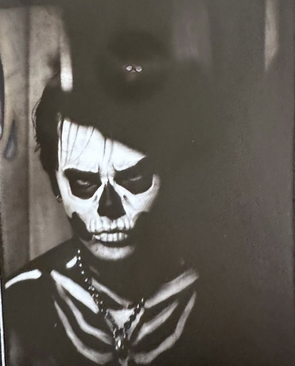 “no estoy roto. solo un poco deprimido… ☠️☠️”
<a href="/yungblud/">YUNGBLUD</a> via Instagram post
#yungblud #bhc