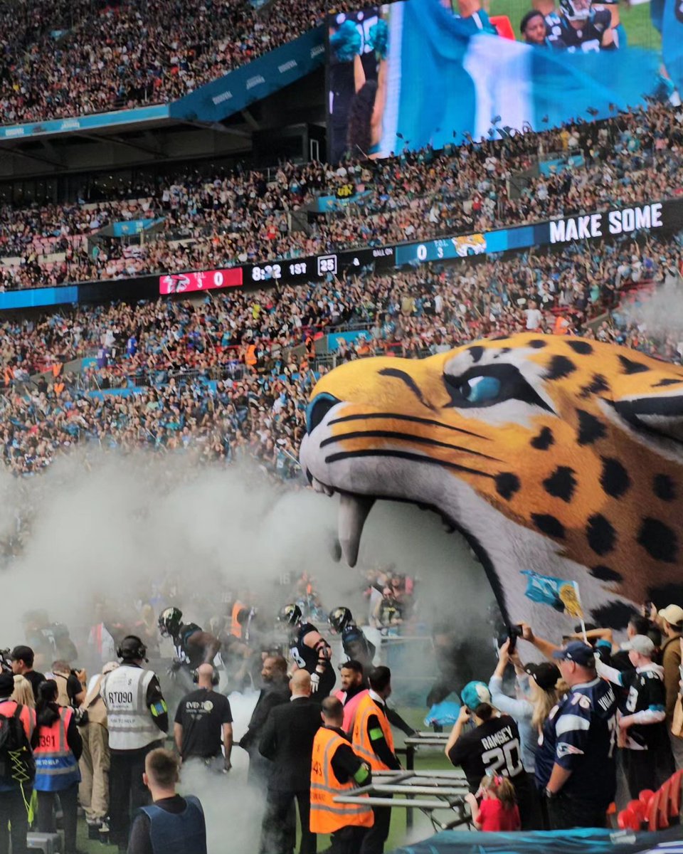 tridence's tweet photo. @wjxt4 #nfl: #jaguars in #london 🥃😎 Go #Jacksonville / Tridence #DUUUVALLLL https://t.co/xH1DQe9Wun