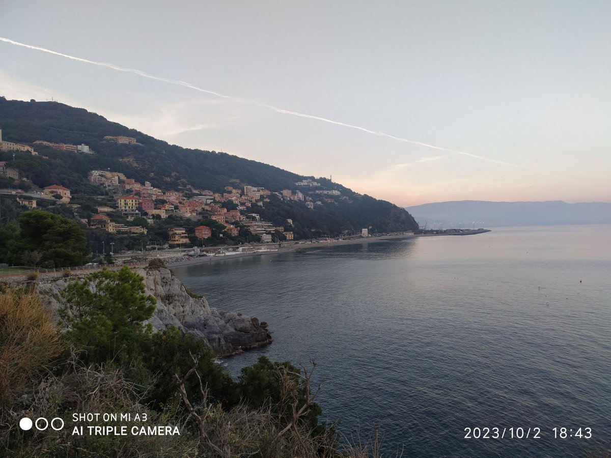 Ancora per poco mi posso godere le ultime luci della sera 😕 #sempreinvacanza #Bergeggi #Spotorno #iloveliguria #Liguria #lamialiguria #orgoglioliguria #iocorroqui #runlovers #runningtime #running #corsa #adidasrunning