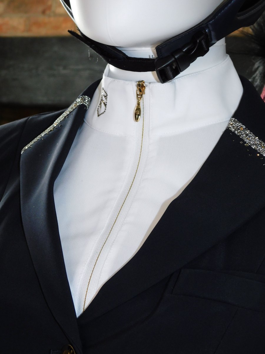 The NEW Samshield Crystal Intarsia Show Jacket in Navy/Champagne 📷

Featuring champagne coloured Swarovski crystal fabric  and champagne gold buttons and zips - a must for the glamorous equestrian!

#Equiport #Samshield #Equestrian #SamshieldAW23 #EquestrianStyle #HorseShow