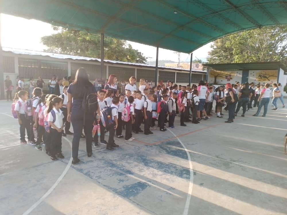 #Aragua  #FelizInicioAClases 
 Regreso a clases. UEN PANAQUIRE  Parroquia Magadaleno Municipio Zamora
#VenezuelaPresenteEnLaEscuela 
<a href="/NicolasMaduro/">Nicolás Maduro</a>  <a href="/_LaAvanzadora/">Yelitze Santaella</a> <a href="/CDCEAragua/">CDCE ARAGUA</a> <a href="/kar/">Kar</a>