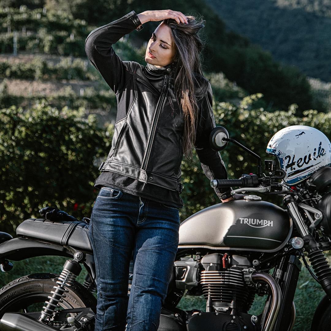 hevik_style's tweet photo. 🇮🇹 Giacca in pelle ispirata dalla vera filosofia Cafè Racer; azzera il superfluo per uno stile puramente naked.

 #italianstyle #ridemore #custombike #motorcyclecommute #bikerlife #motorcyclelife #caferacergram #caferacer #urbanjungle #vintage https://t.co/4ZfCzuR2ye