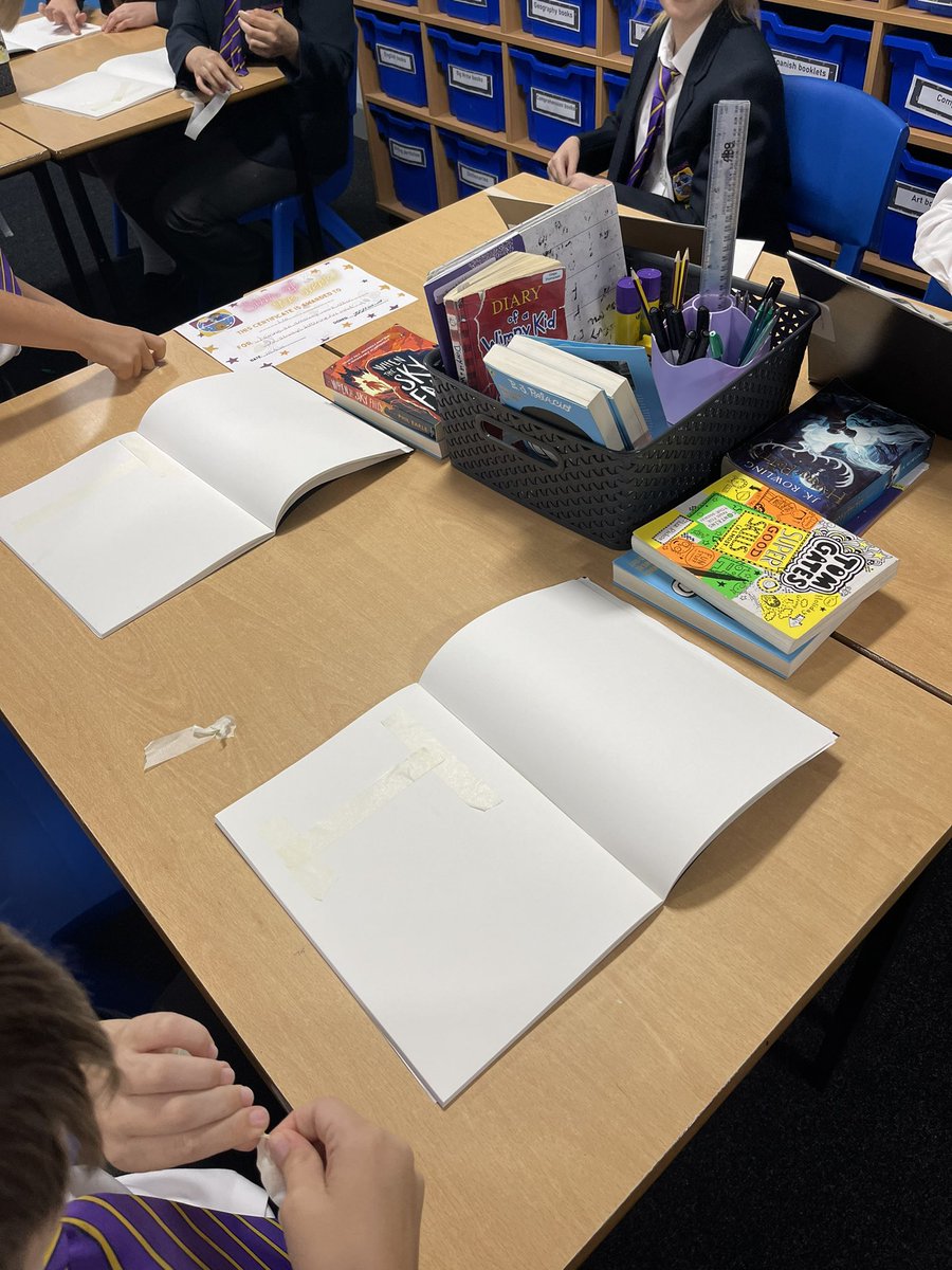 Y6Durham's tweet photo. This afternoon in art we have been looking at the artistic technique of ‘chiroscuro’ using light and dark to help us make out work look 3D 🐝 @AETAcademies @MeadsteadHoS @MeadsteadPA @MeadsteadArt https://t.co/9vXm1JVgxT