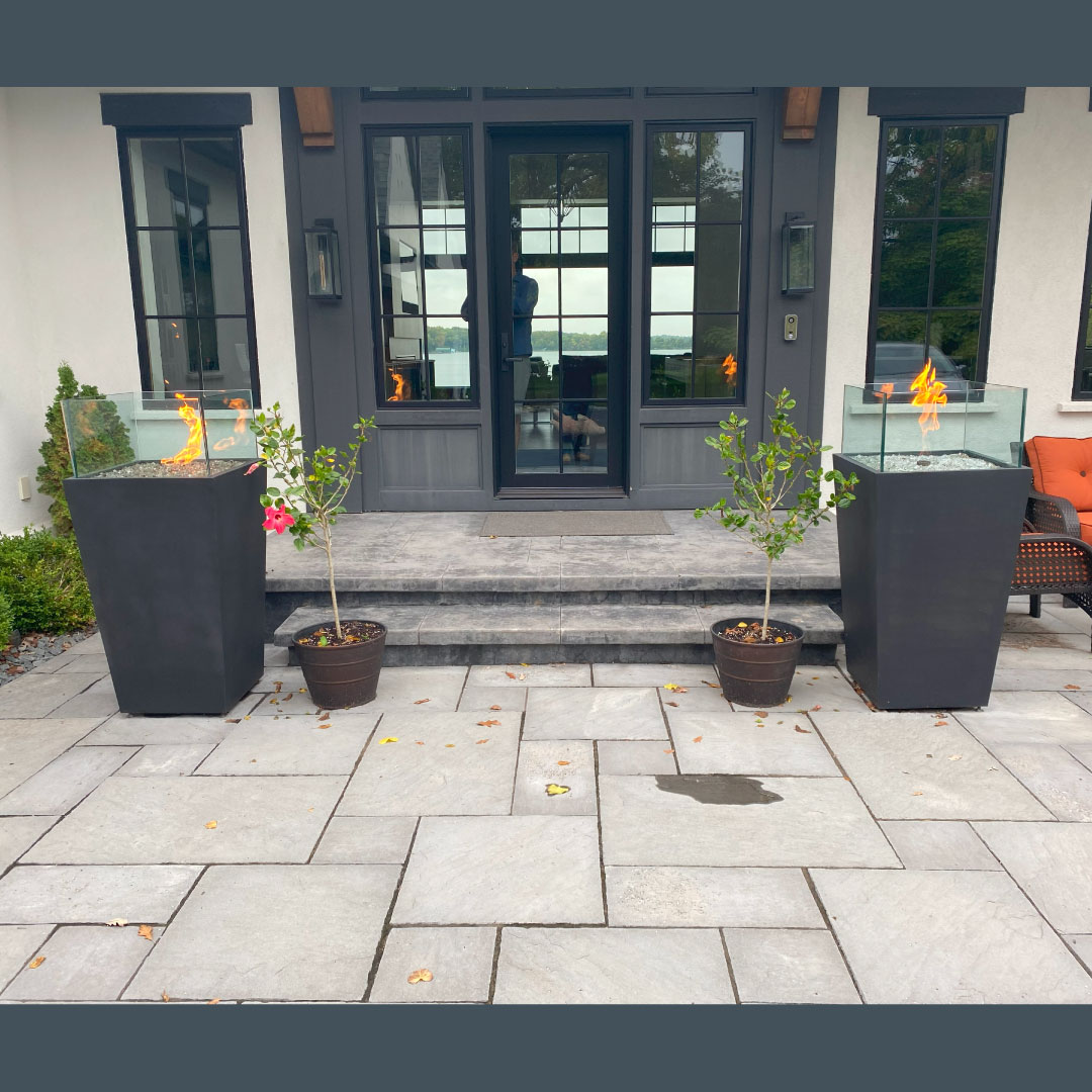 Acucraft's tweet image. 🔥 It may be fall but we're obsessing over these outdoor torch pedestals! 🍁🍂

#fallfire #outdoorfire #torchpedestals #entrywaydesign #outdoordesign #firefeatures #fallfeels #mondayinspo