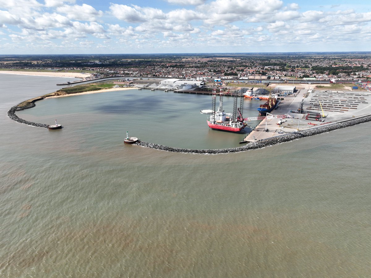 Transportation of Out-of-Gauge Cargo - A Tailored Solution by Peel Ports Great Yarmouth Read more on how our commitment to delivering innovative and tailored logistical solutions addresses the unique challenges of our customers. 💡 Read here: bit.ly/3LJ6AIN