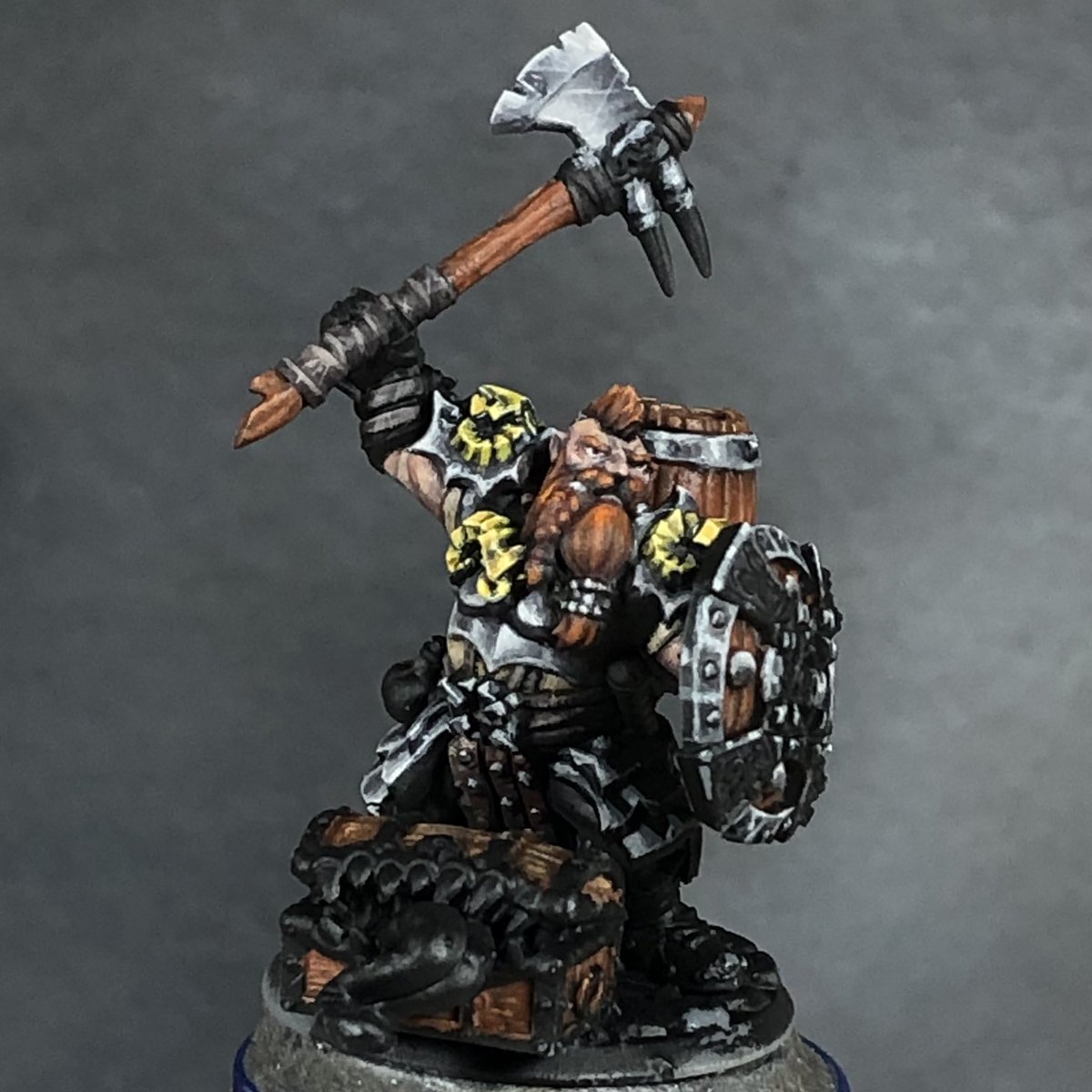 Sorkaman's tweet photo. @MarineSpacialXS Por aquí un enano para un colega, el cual es muy fan del zombicide y se imprimió este troncho de tiparraco para machacar zombis :P https://t.co/DdEx0juE78