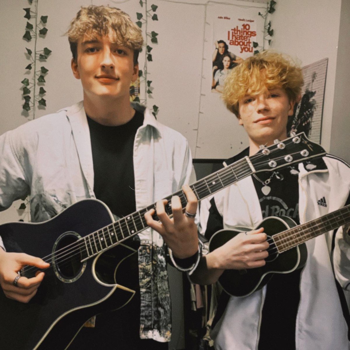 ItsKevinTheGod's tweet photo. Fun fact we’re both holding guitars in this picture but @MataLULW is 6ft and I’m only 5’11 https://t.co/pMgKdn62Hc