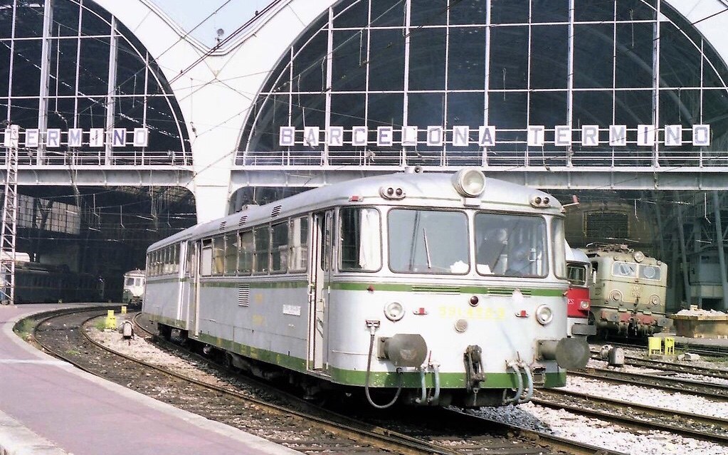 Año 1977 estación de Barcelona Término de Barcelona..Ferrobús destino Lleida y La Pobla de Segur..foto de Enrique Vives fuente colección Xavier Tomás.. #barcelona #estación #trenes #ferrocarril #renfe #adif #ferrobús #lapobladesegur #lleida