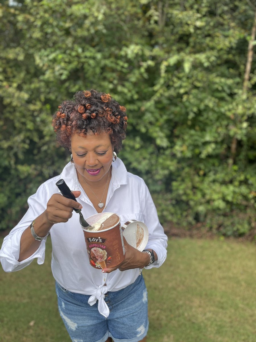 frommybigeyes's tweet photo. It may be a new season, but my love for ice cream never changes.🍁🍦 #DGICgiftedme My whole day is complete. 😃❤️
Did you know this ice cream brand is known as @Dreyers on the west coast & @Edysicecream on the east coast?
Grab some from your local grocery!#edys #icecream #yum https://t.co/lrDKSYKKTs