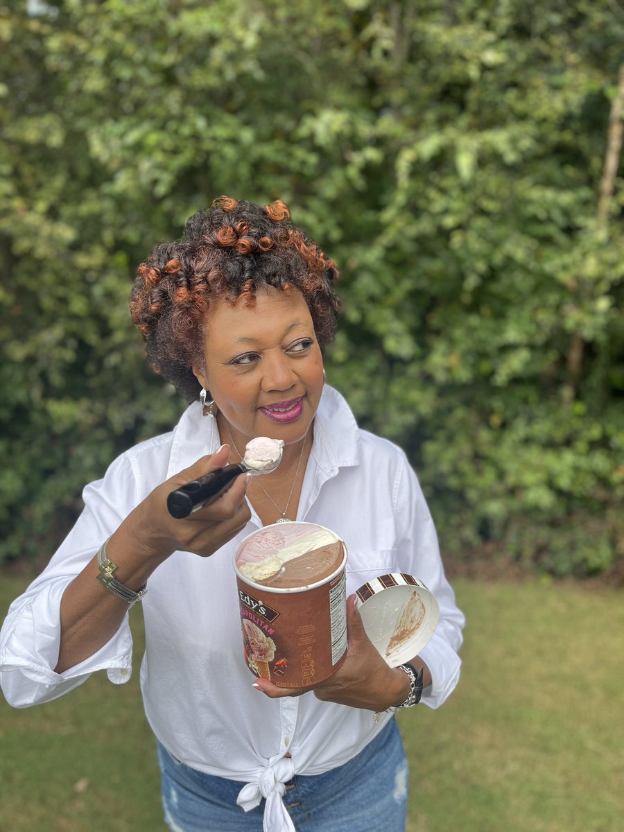 frommybigeyes's tweet photo. It may be a new season, but my love for ice cream never changes.🍁🍦 #DGICgiftedme My whole day is complete. 😃❤️
Did you know this ice cream brand is known as @Dreyers on the west coast & @Edysicecream on the east coast?
Grab some from your local grocery!#edys #icecream #yum https://t.co/lrDKSYKKTs