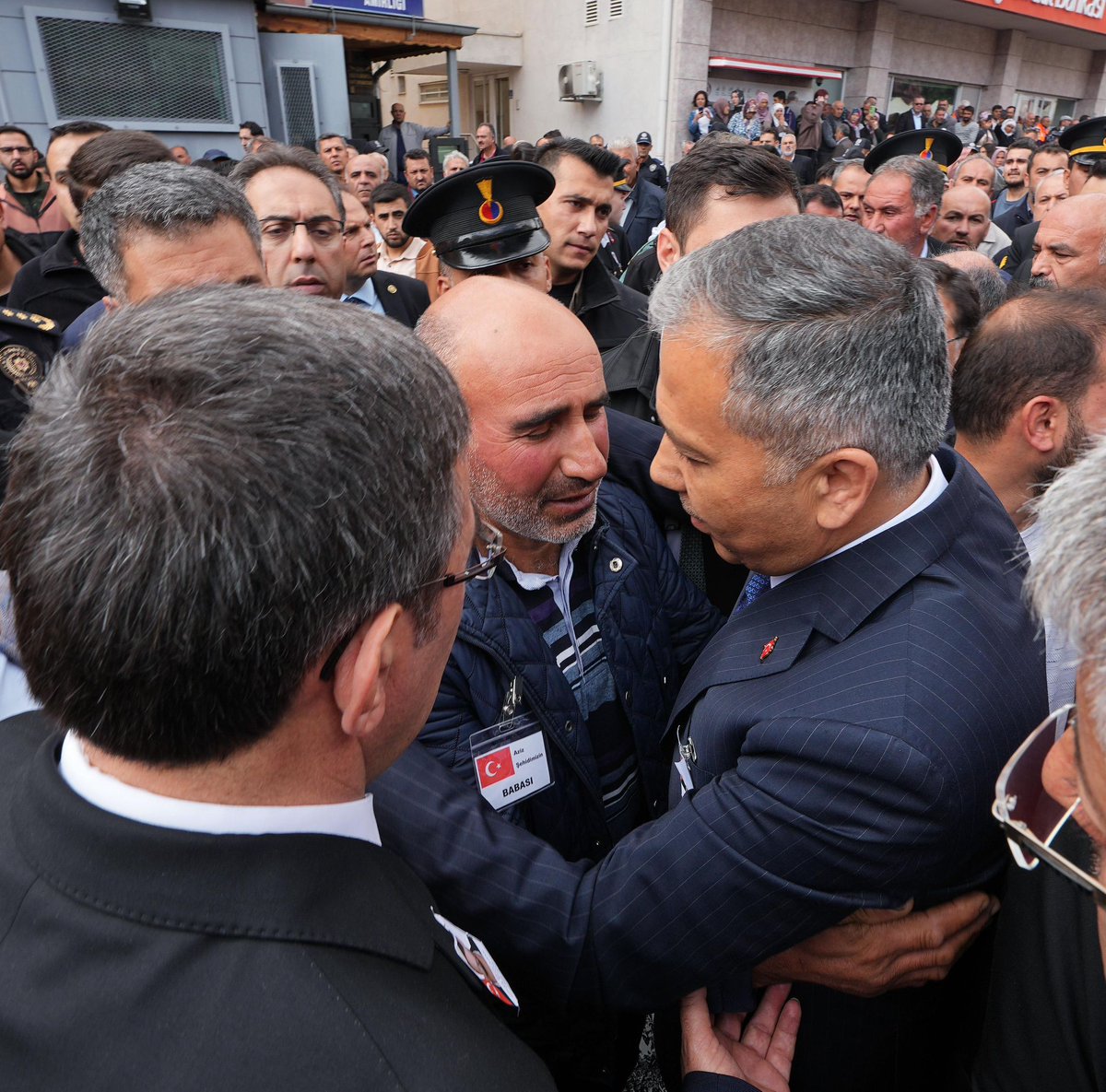 T.C. İçişleri Bakanlığı (@tc_icisleri) on Twitter photo İçişleri Bakanımız Sayın <a href="/AliYerlikaya/">Ali Yerlikaya</a>, Bakanlığımıza yönelik hain terör saldırısı girişiminde bulunan teröristlerin Kayseri’de şehit ettiği Mikail Bozlağan'ın cenaze törenine katıldı.
Şehidimize Allah’tan rahmet, acılı ailesine, yakınlarına ve Milletimize başsağlığı diliyoruz. İçişleri Bakanımız Sayın <a href="/AliYerlikaya/">Ali Yerlikaya</a>, Bakanlığımıza yönelik hain terör saldırısı girişiminde bulunan teröristlerin Kayseri’de şehit ettiği Mikail Bozlağan'ın cenaze törenine katıldı.
Şehidimize Allah’tan rahmet, acılı ailesine, yakınlarına ve Milletimize başsağlığı diliyoruz.