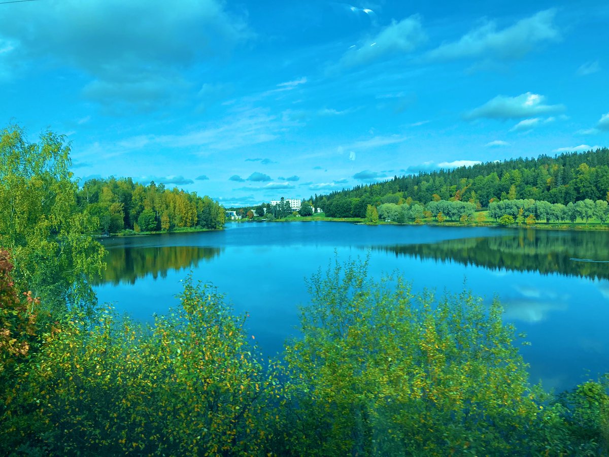 ヘルシンキから列車に揺られて、フィンランド北部のオウルという街に向かっています🇫🇮自分史上(多分この先も)最北端の地での初演を控え、どきどきです。
車窓から見えたとんでも角度のジェットコースターと湖🎢