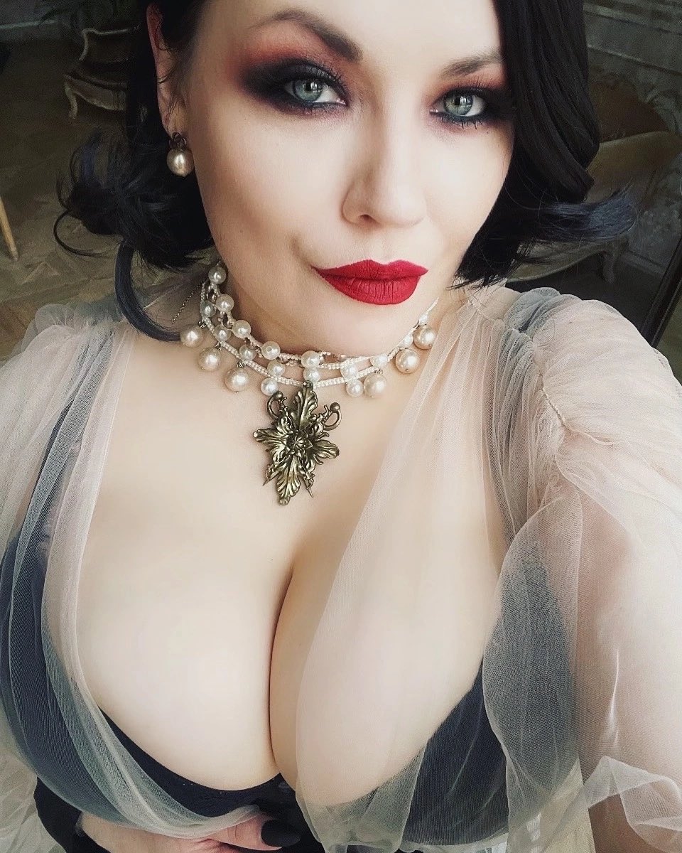 LunashaCosplay's tweet photo. Lady Dimitrescu🖤
#alcinadimitrescu #alcinadimitrescucosplay #ladydimitrescu #ladydimitrescucosplay #cosplay #gamecosplay #residentevilvillage #residentevilvillagecosplay https://t.co/NwuWsCKahp
