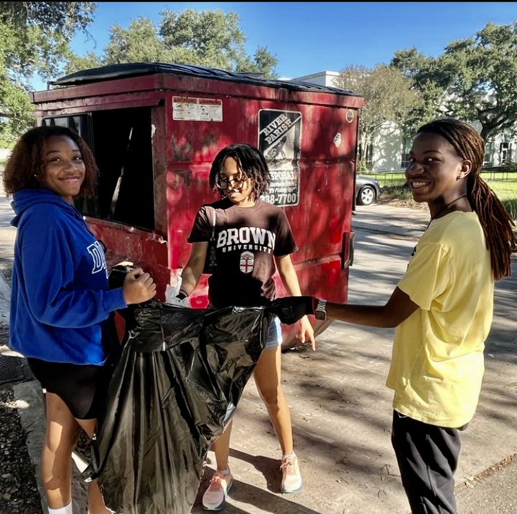 SraTorres's tweet photo. DU Bleu Green Krewe had a great time on Saturday during the Bleu Goes Green Campus Clean-Up! Thanks to Dr. Kimberly Moorehead, Ed.D., for organizing this opportunity to make #FairDillard even more beautiful! @du1869 #myDU #BleuGreenKrewe #studentactivist https://t.co/sgS0TyNh7N