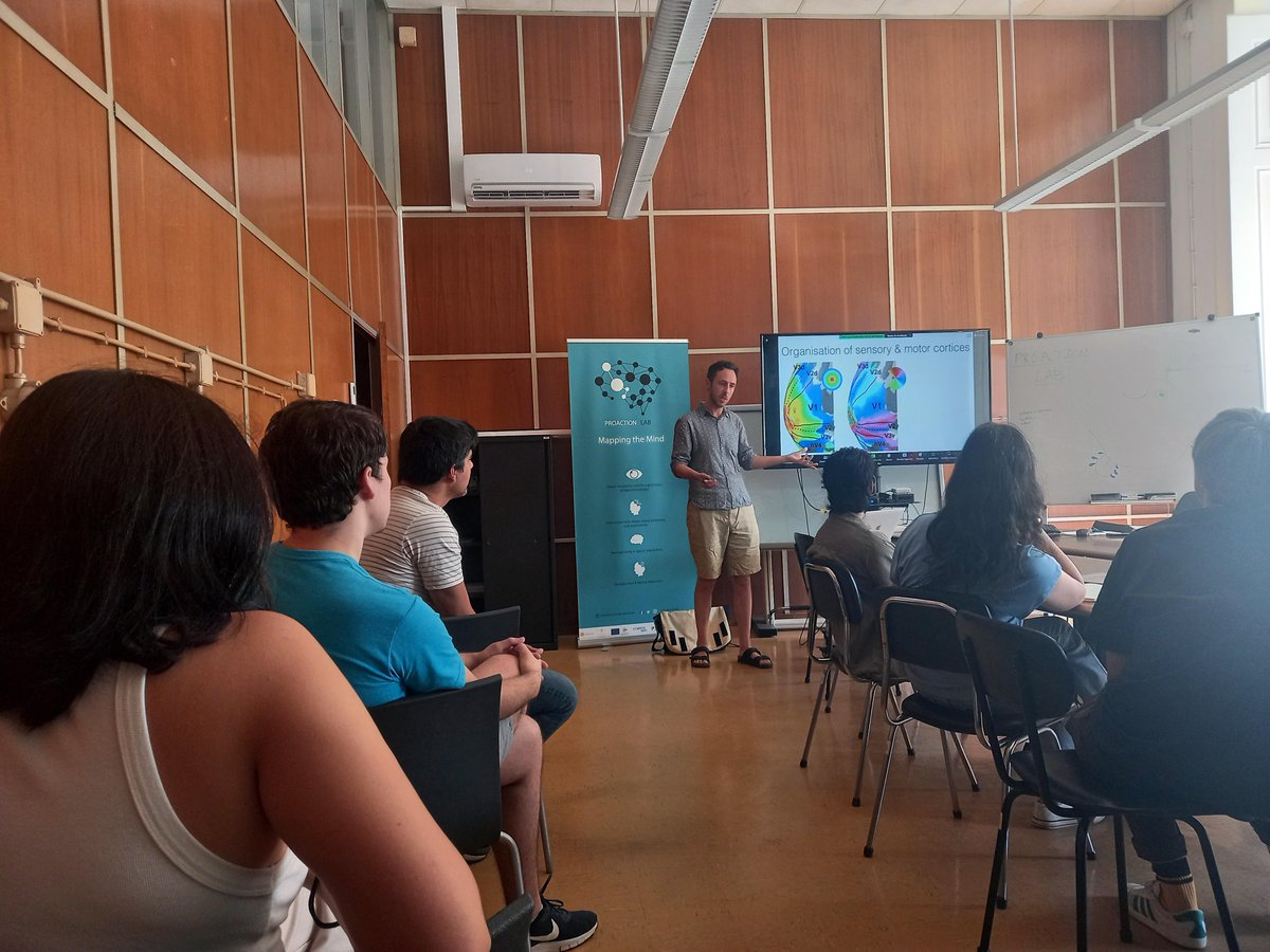 Ben Harvey from @UniUtrecht is giving the talk 'Human quantity processing, from sensory to cognitive systems' at our lab meeting! 🧠👏